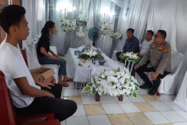 Viral Keluarga Perebutkan Jenazah Pensiunan Polisi di Sulawesi Utara