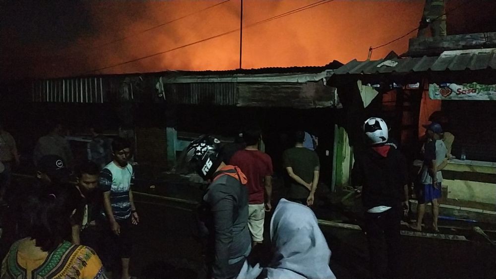 13 Damkar Diturunkan, Kebakaran di Pasar Sadang Serang Bandung Mulai Padam