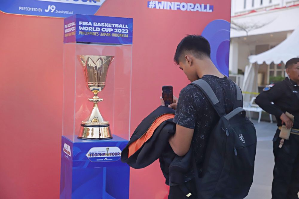 Trofi Basketball World Cup 2023 Mampir di Balai Pemuda Surabaya