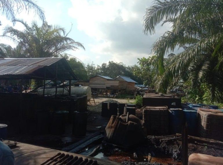 Polres Muratara Bongkar lapak Penyulingan Minyak Ilegal di Desa Pantai