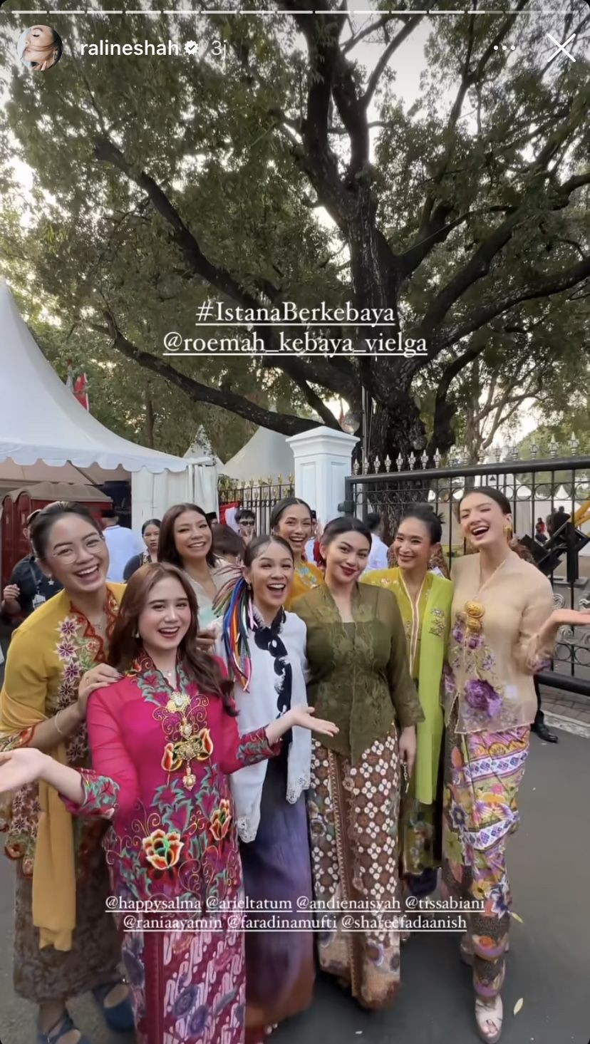 10 Potret Artis Hadiri Acara Istana Berkebaya