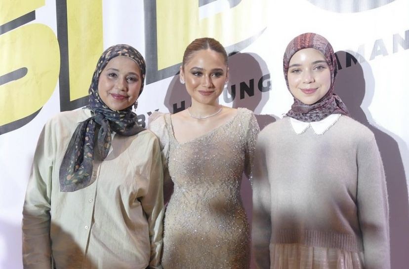 8 Potret Ayu Azhari Hadiri Premier Catatan Si Boy