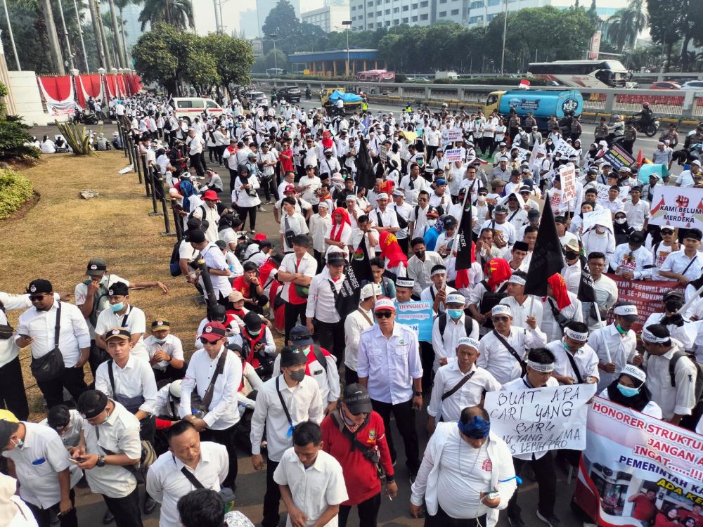 Demo di Gedung DPR, Honorer Banten Minta Diangkat Jadi PNS