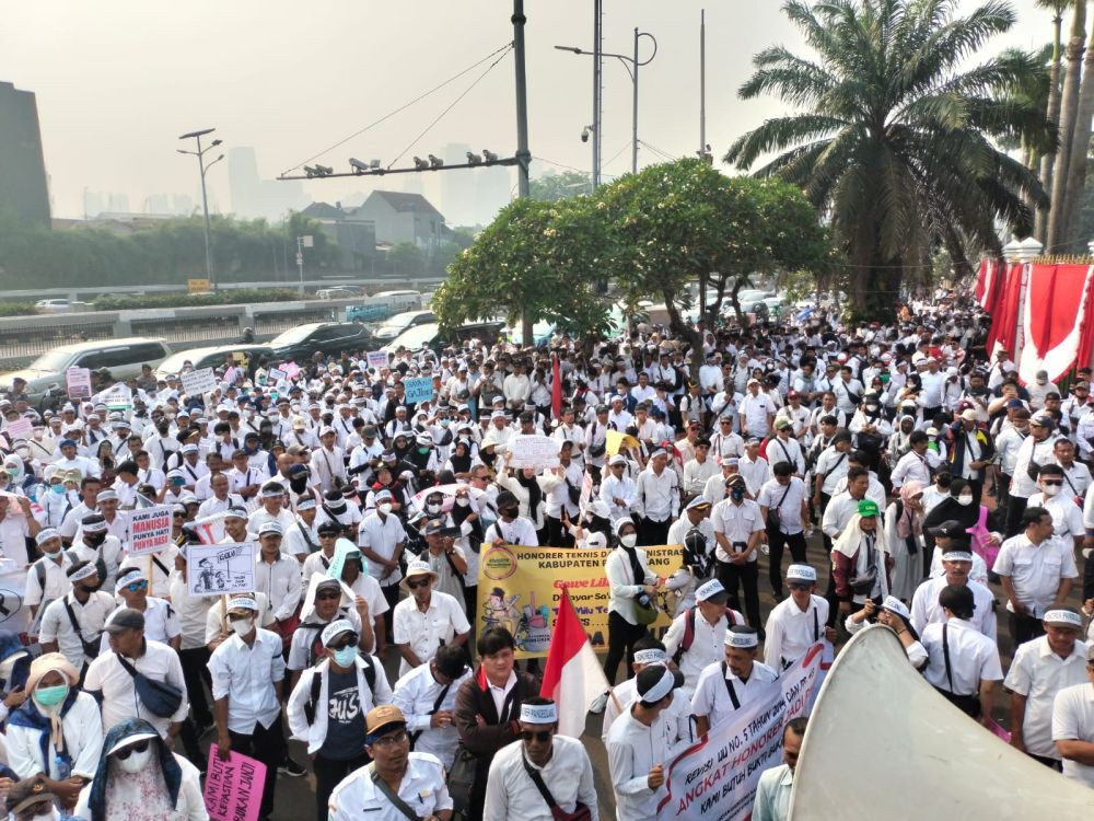 Demo di Gedung DPR, Honorer Banten Minta Diangkat Jadi PNS