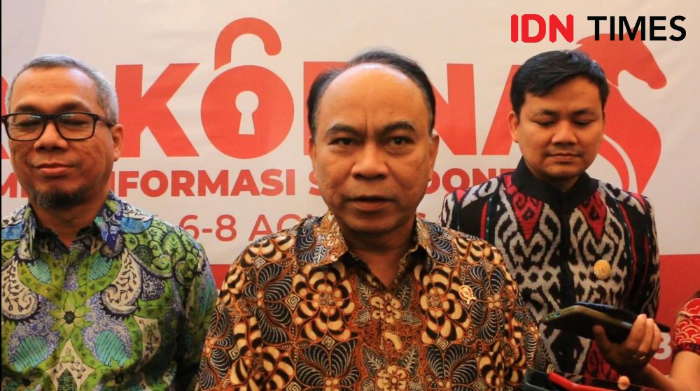 Guru di Lombok Naik Pohon dan Tiang Bendera Demi Absensi Online