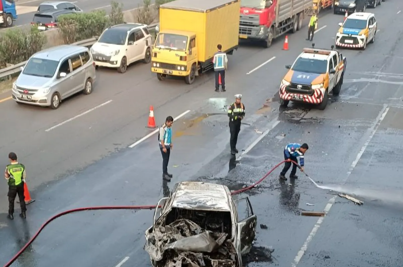 Kecelakaan Innova vs Truk di Tol Tangerang-Jakarta