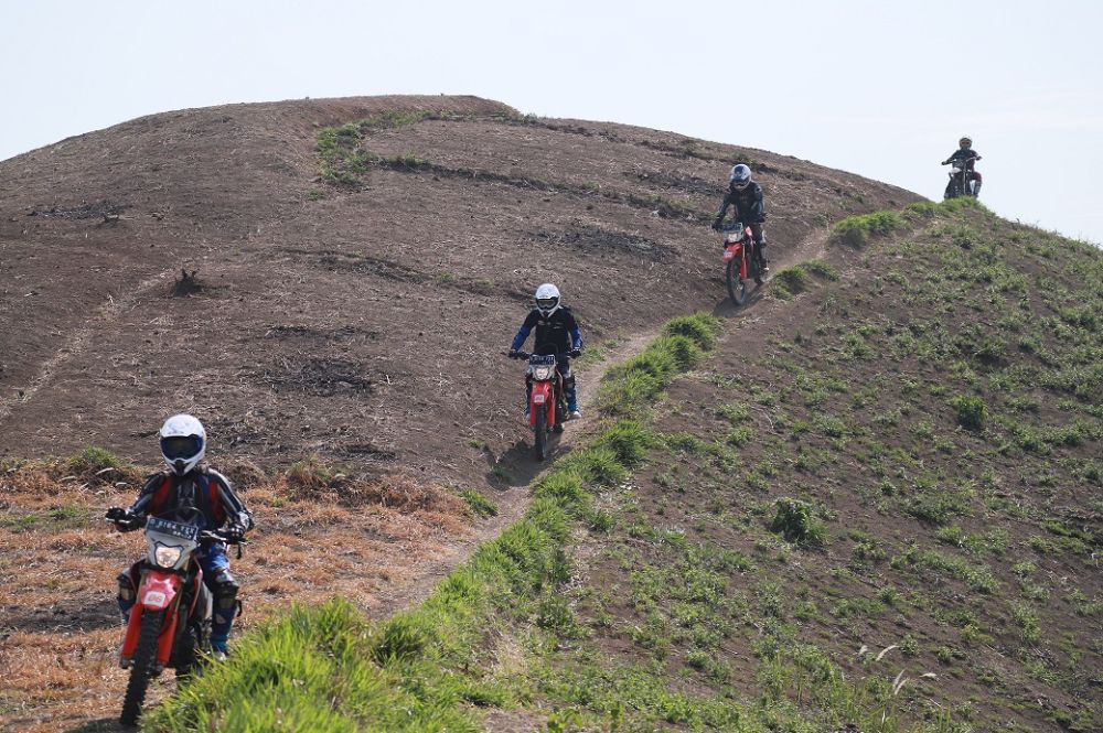 Hobi Terabasan, Ini Teknik Aman dan Nyaman Naik Motor Trail