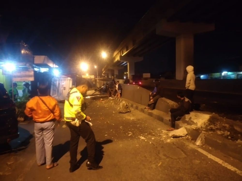 Tabrak Pembatas Jalan, Bus AKAP Terguling di Flyover Janti