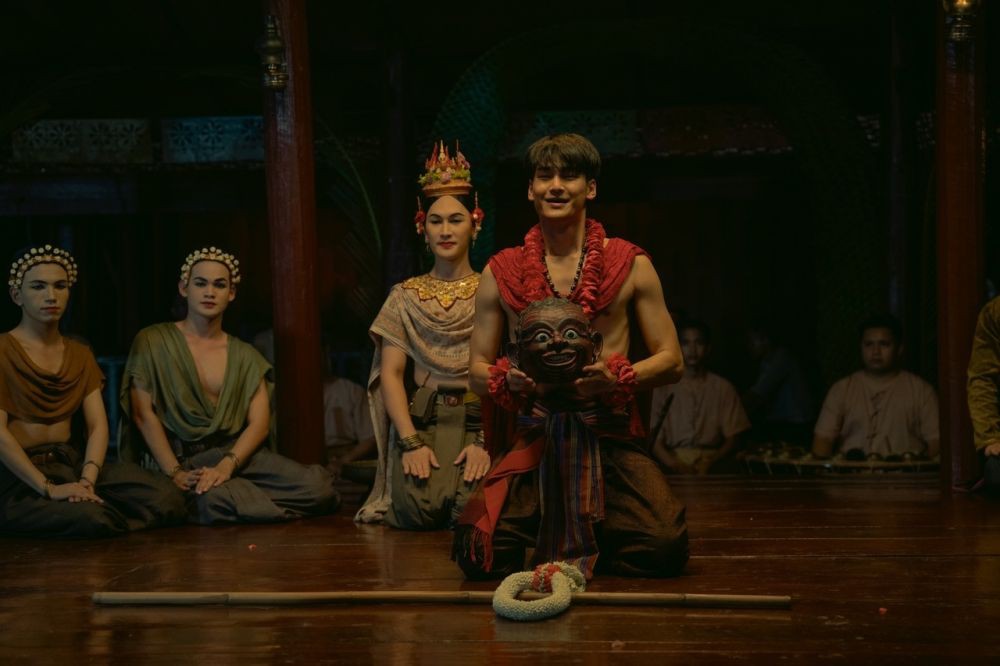 8 Fakta Man Suang, Film Terbaru Mile Phakphum-Apo Nattawin