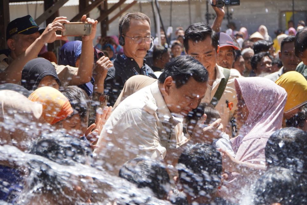 Menhan Prabowo Main Air bareng Anak-anak di Gunungkidul