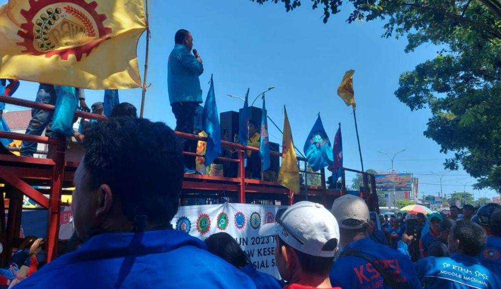 Massa Buruh dan Mahasiswa di Makassar Desak DPRD Sulsel Cabut 3 UU