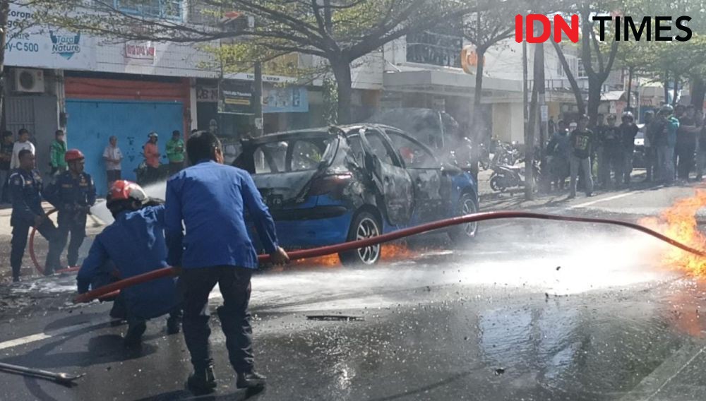 Mobil Peugeot Biru di Makassar Terbakar usai Keluar dari Bengkel