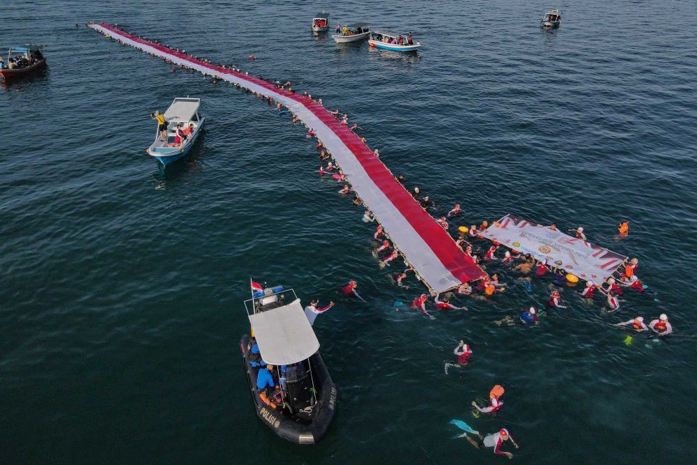 HUT RI, Komunitas Perenang Bentangkan Bendera di Laut Makassar