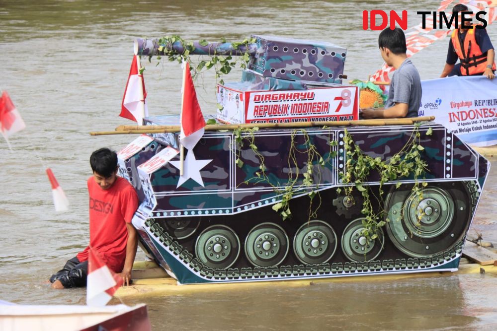 Rakit Berbentuk Tank Hingga Kapal Tempur Selusuri Sungai Bingai Binjai