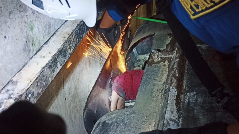 Wahidin Kejepit Mesin Adonan Roti, Personel Damkar Evakuasi 1,5 Jam
