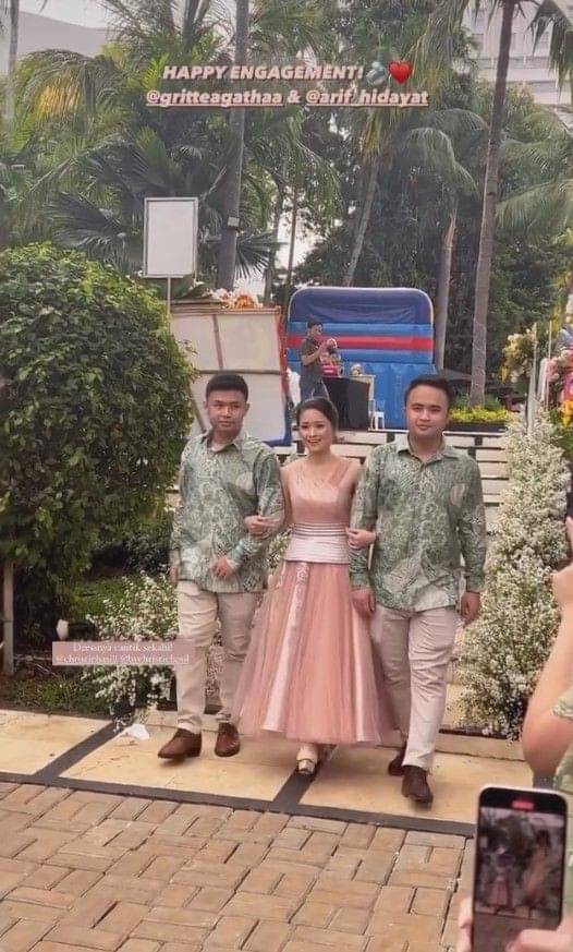 8 Potret Romantis Pertunangan Gritte Agatha Dan Arif Hidayat