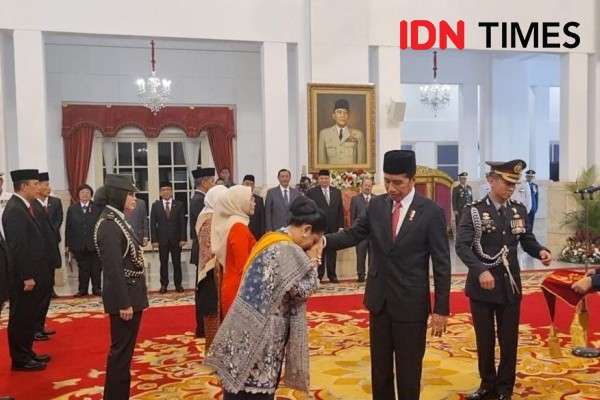 Iriana Cium Tangan Jokowi Usai Diberi Penghargaan