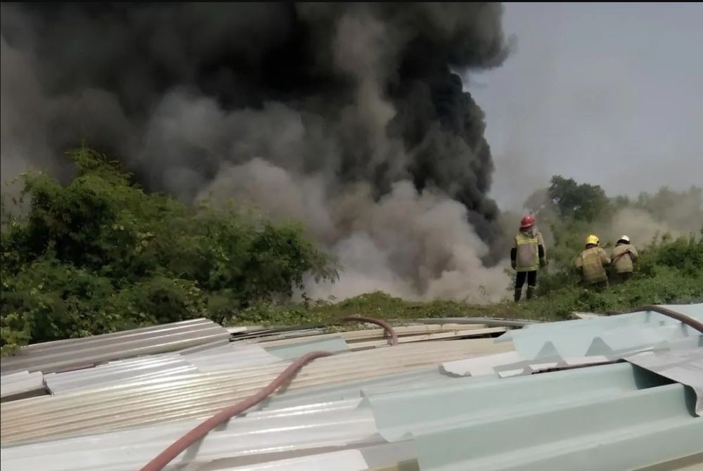 Gudang Penyimpanan Limbah Plastik di Tangerang Terbakar