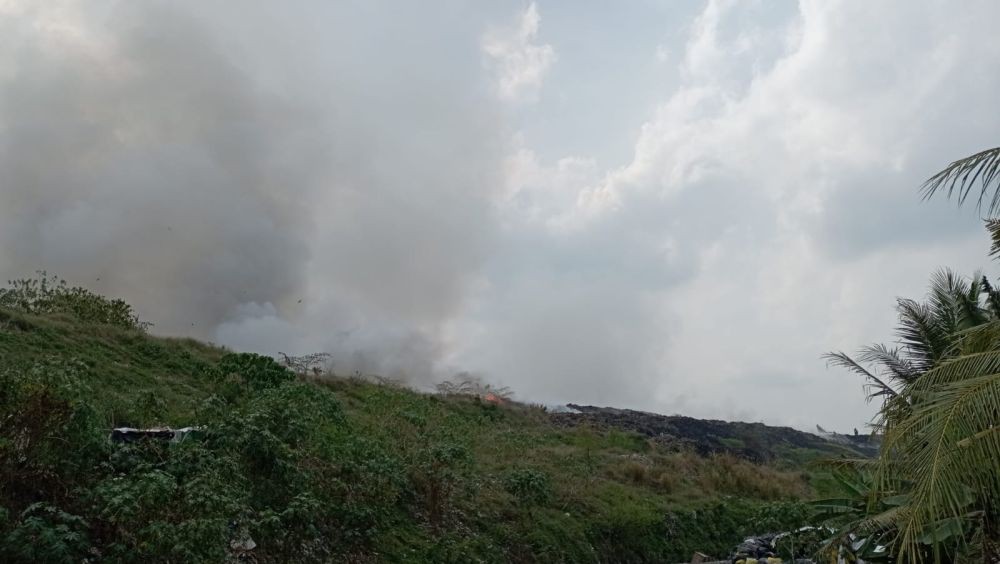 Kebakaran di TPA Sukawinatan Palembang Akibat Cuaca Ekstrem