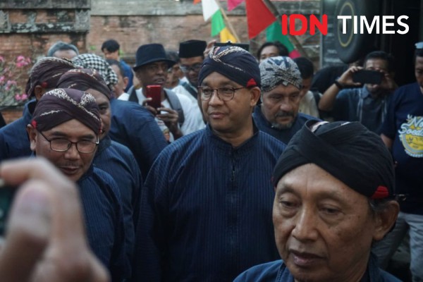Anies Mendapat Tombak Cakra saat Ziarah ke Makam Raja Mataram Islam