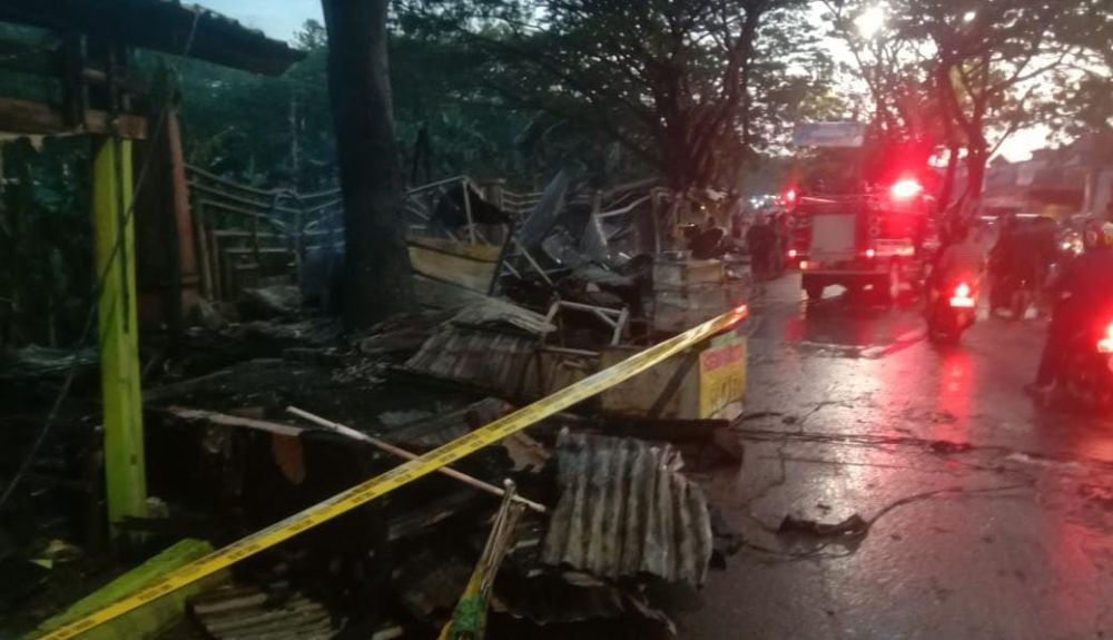 14 Petak Kios depan GOR Sudiang Makassar Hangus Terbakar