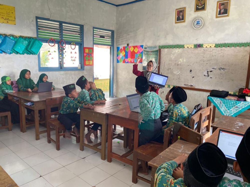 KKN di Pelosok Desa, Mahasiswa Unisri Kenalkan Teknologi Komputer
