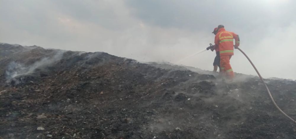 Gubernur Sumsel Perintahkan Helikopter Padamkan Api di TPA Sukawinatan
