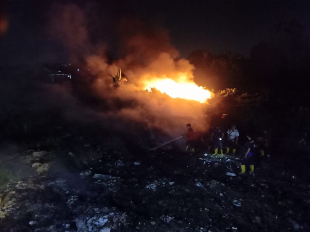 Gubernur Sumsel Perintahkan Helikopter Padamkan Api di TPA Sukawinatan