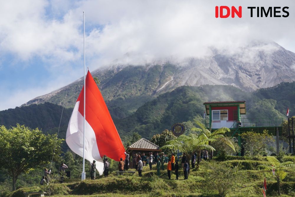 Potret Pengibaran Bendera Merah Putih Raksasa di Klangon Merapi