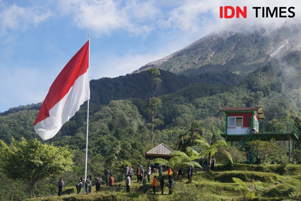 Potret Pengibaran Bendera Merah Putih Raksasa di Klangon Merapi