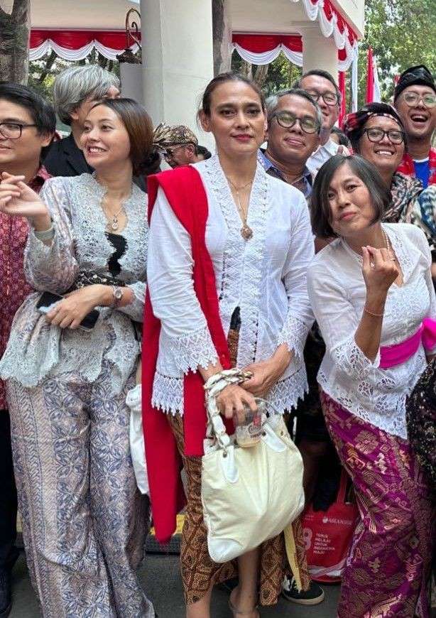 Gaya Seleb Di Upacara Agustus Ada Putri Ariani