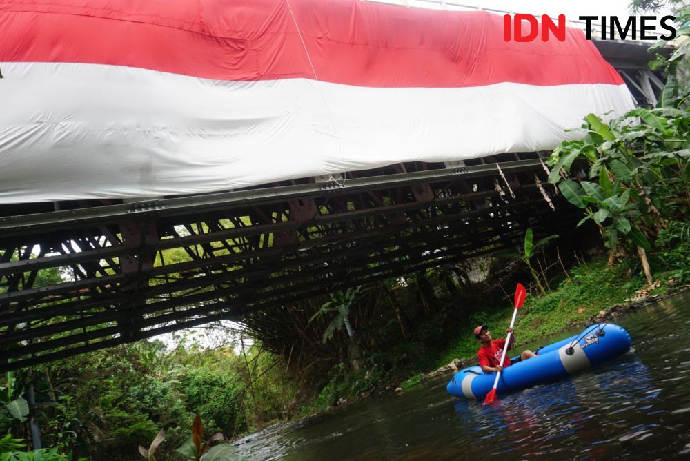 Bendera Raksasa di Sungai Jogja Jadi Alarm Darurat Sampah