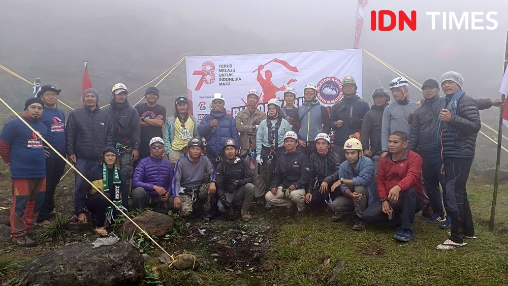 Potret Keseruan Pengibaran Bendera Raksasa di Puncak Gunung Sibayak