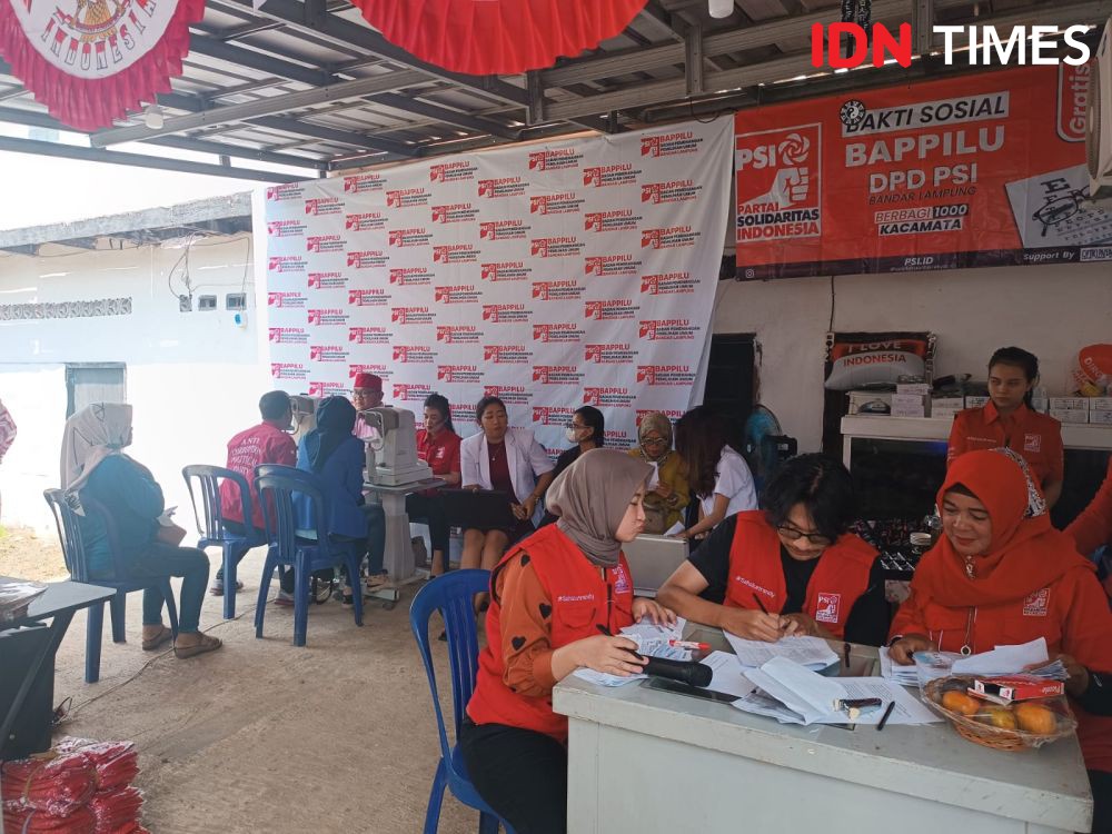 Semarak HUT 78 RI, Bappilu PSI Bandar Lampung Bagi 780 Kacamata