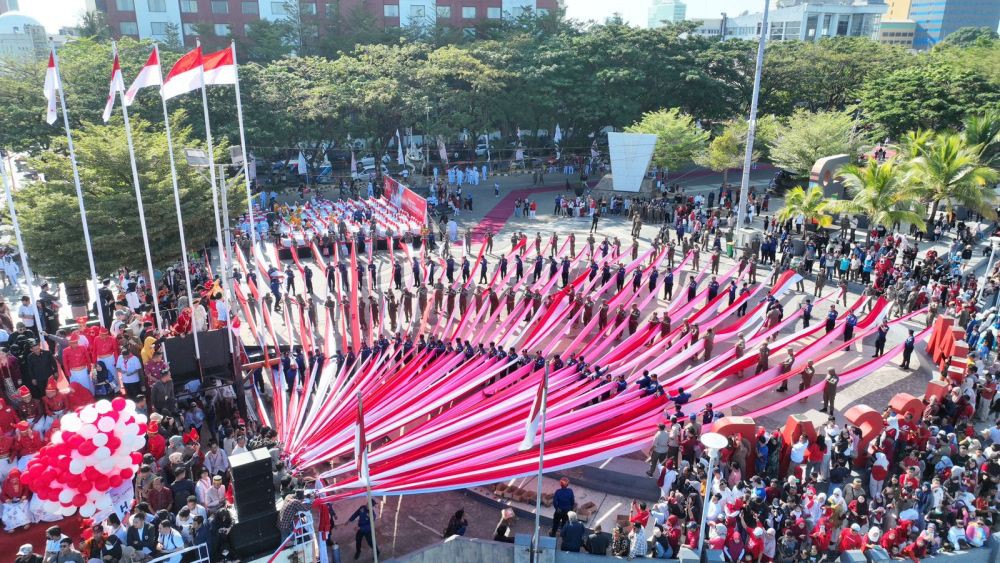 Bendera Bunga Rampai Meriahkan HUT RI di Pantai Losari Makassar