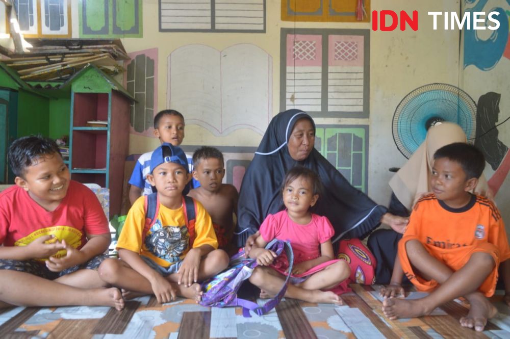 Nuraniyah, Tak Sekolah Tapi Mengajar Puluhan Anak di Kampung Nelayan