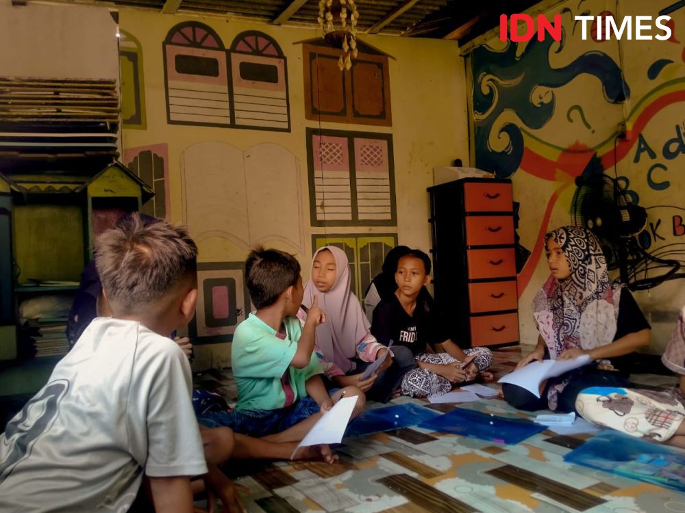 Nuraniyah, Tak Sekolah Tapi Mengajar Puluhan Anak di Kampung Nelayan