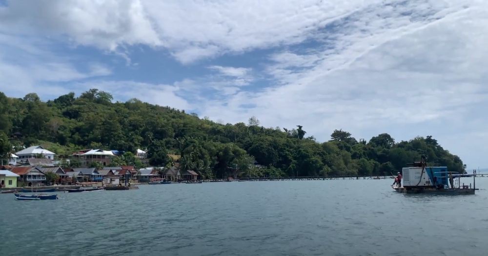 Warga Pulau Pasi di Pelosok Selayar Kini Nikmati Listrik di Malam Hari