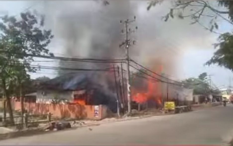 Kebakaran Hebat Hanguskan Panglong Kayu dan 2 Mobil di Bandar Lampung