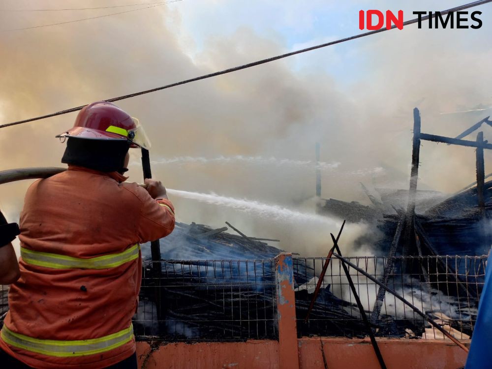 Kebakaran Hebat Hanguskan Panglong Kayu dan 2 Mobil di Bandar Lampung