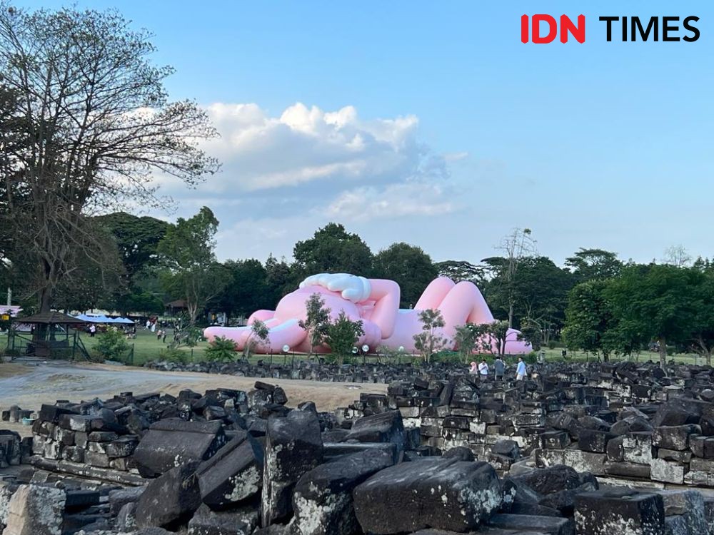 Tak Ada Tiket Khusus Melihat Patung Ikonik Raksasa KAWS di Prambanan