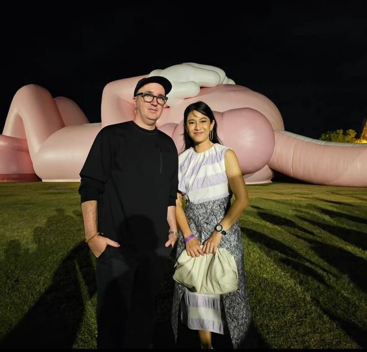 Raline Shah dan Dian Sastro Melihat Patung Raksasa KAWS di Prambanan