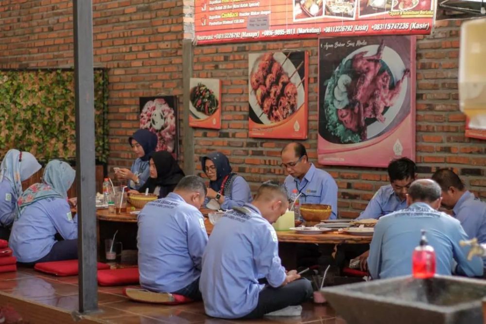 5 Rekomendasi Tempat Makan Lesehan Yang Nyaman Dan Lezat