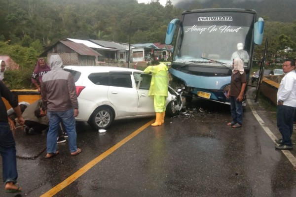Datsun vs Bus di Toba, 1 Orang Meninggal Dunia