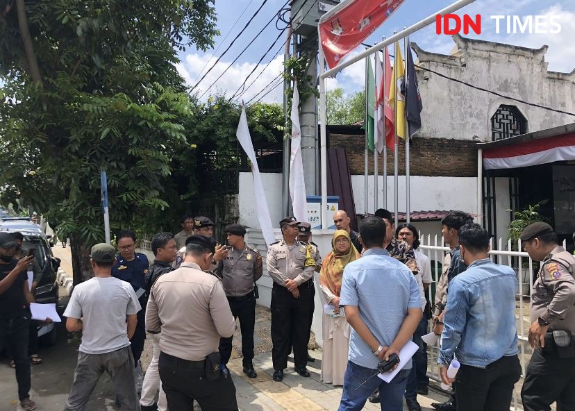 Massa Demo KPU Tuding Bacaleg Golkar Palsukan Surat Tamat Sekolah