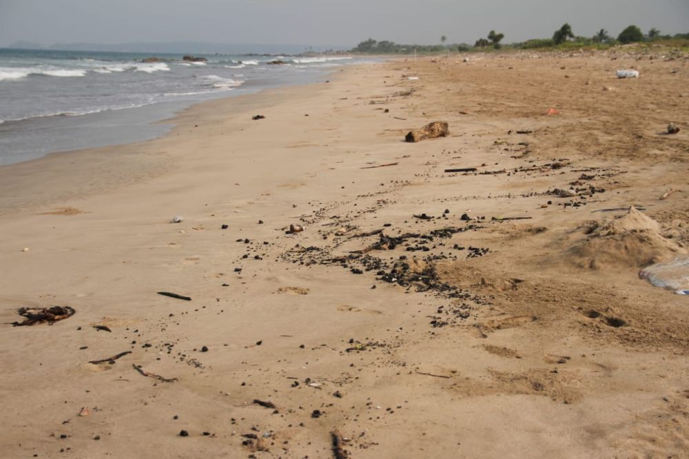 Lagi! Pencemaran Limbah Aspal Pantai Lamsel, DLH: Bukan dari Daratan