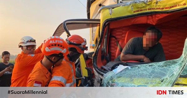 2 Truk Adu Banteng Di Kulon Progo, 3 Orang Terjepit Bodi Tru