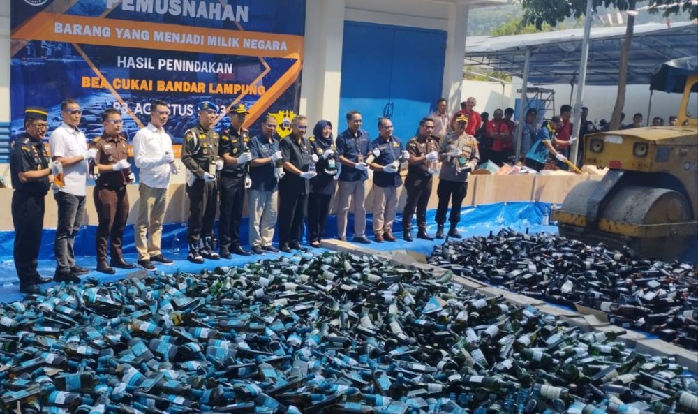 Bea Cukai Bandar Lampung Musnahkan 16 Ribu Miras Ilegal Senilai Rp11 M