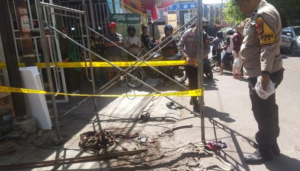 3 Pekerja Neon Box di Makassar Tersengat Listrik, 2 Korban Kritis