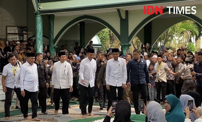 Usai Salat Jumat, Presiden Jokowi Ziarah ke Makam Ayah Wagub Ijeck